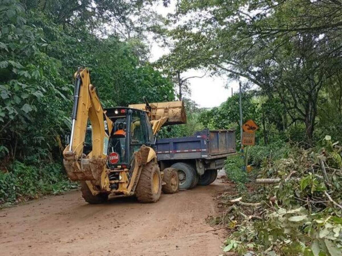 Intensifican mantenimiento a maquinaria amarilla en el Quindío ante incremento de las lluvias