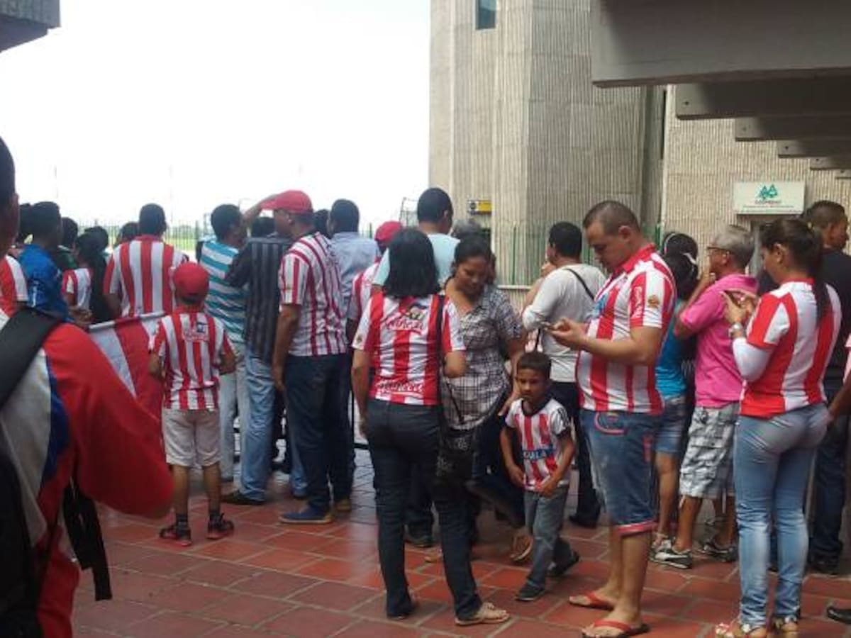 Escaramuzas en puesto de boletería para partido Junior-Nacional