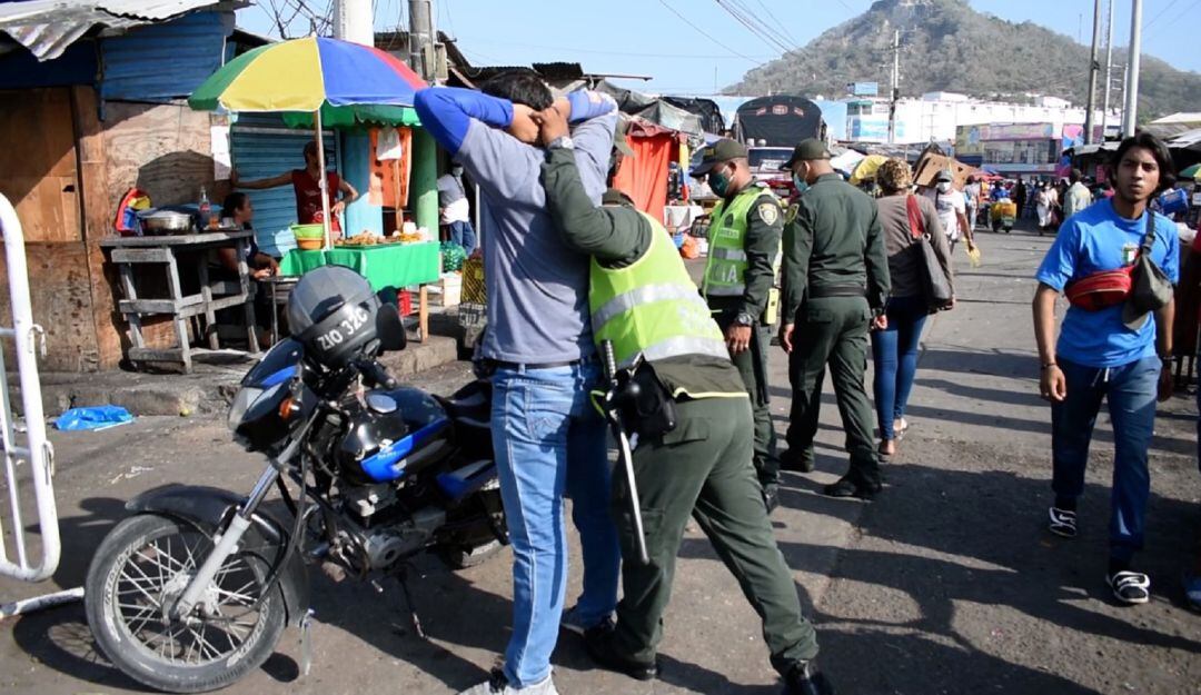 Las autoridades también incautaron 450 dosis de marihuana, 25 de base de coca, 11 armas cortopunzantes y un arma de fuego