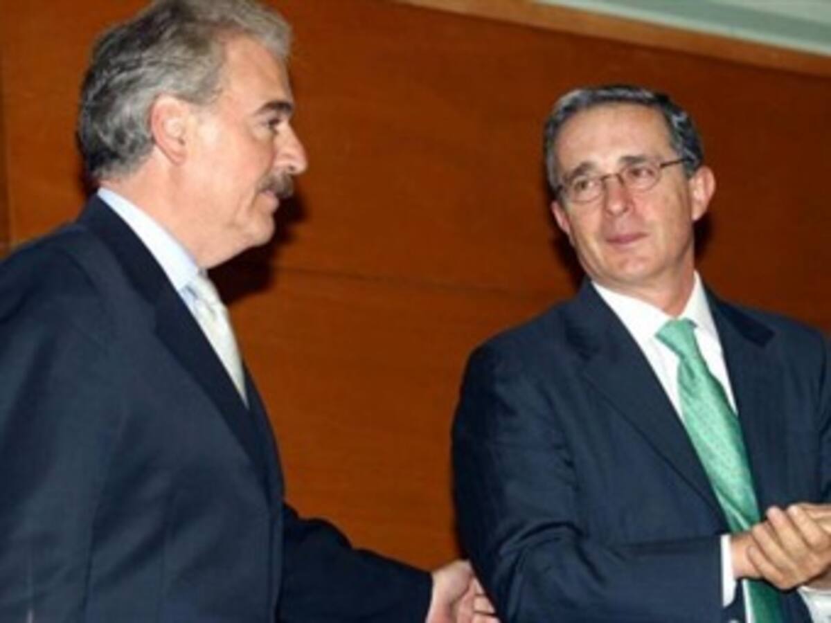 Pastrana y Uribe irían a control político por fallo en La Haya