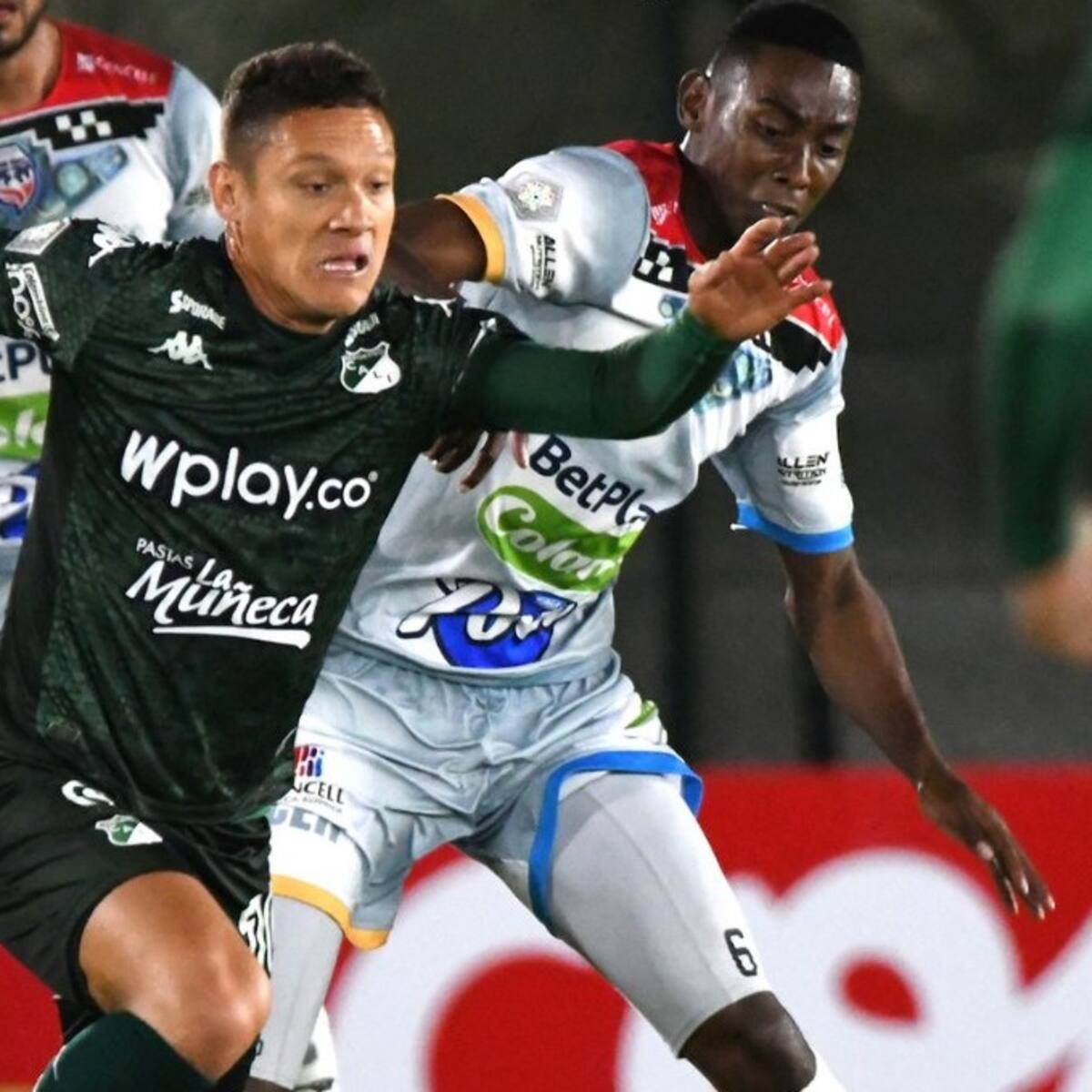 Hinchas del Cali le lanzaron huevos a los jugadores en pleno partido: increíble protesta