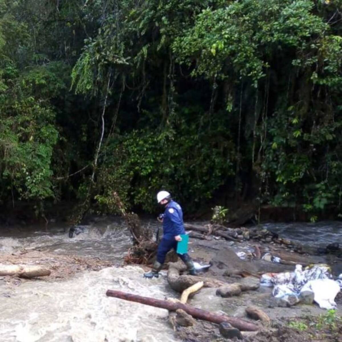 Seis familias afectadas por el desbordamiento de un río en Pueblo Rico