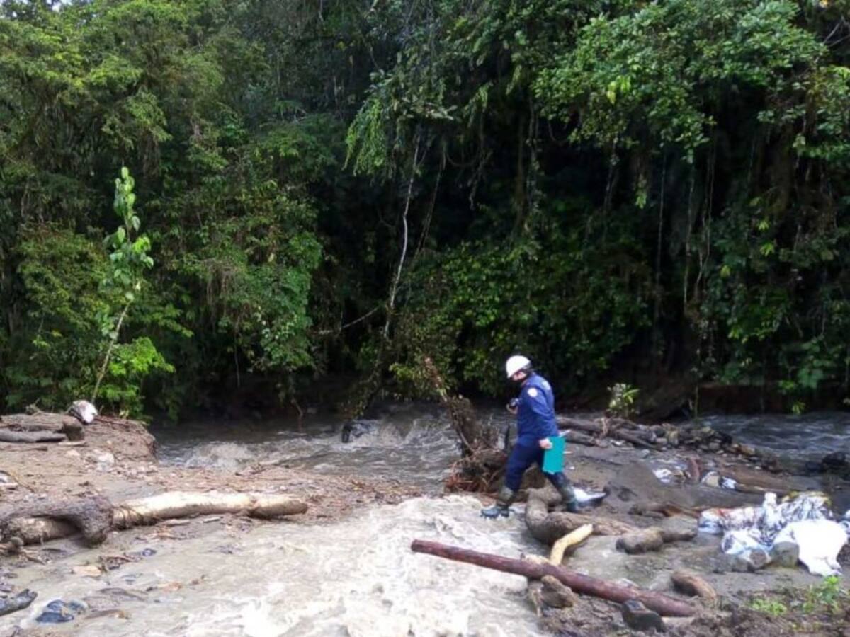 Seis familias afectadas por el desbordamiento de un río en Pueblo Rico