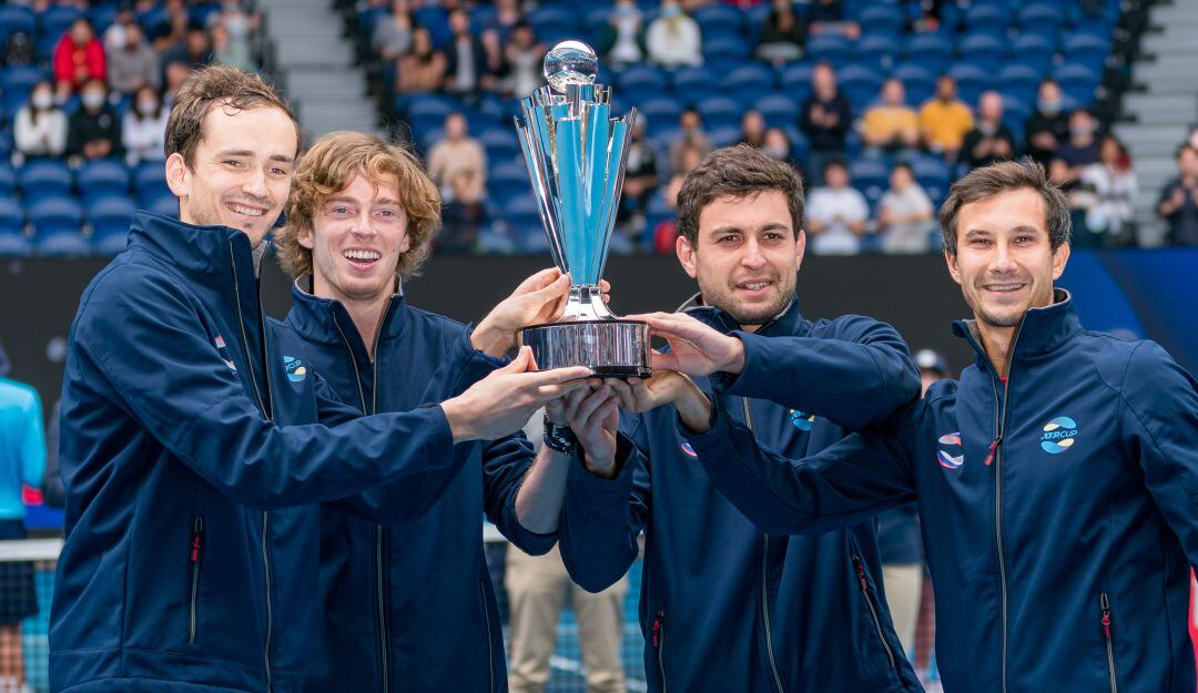 Los tenistas rusos posan con el trofeo de la ATP Cup.