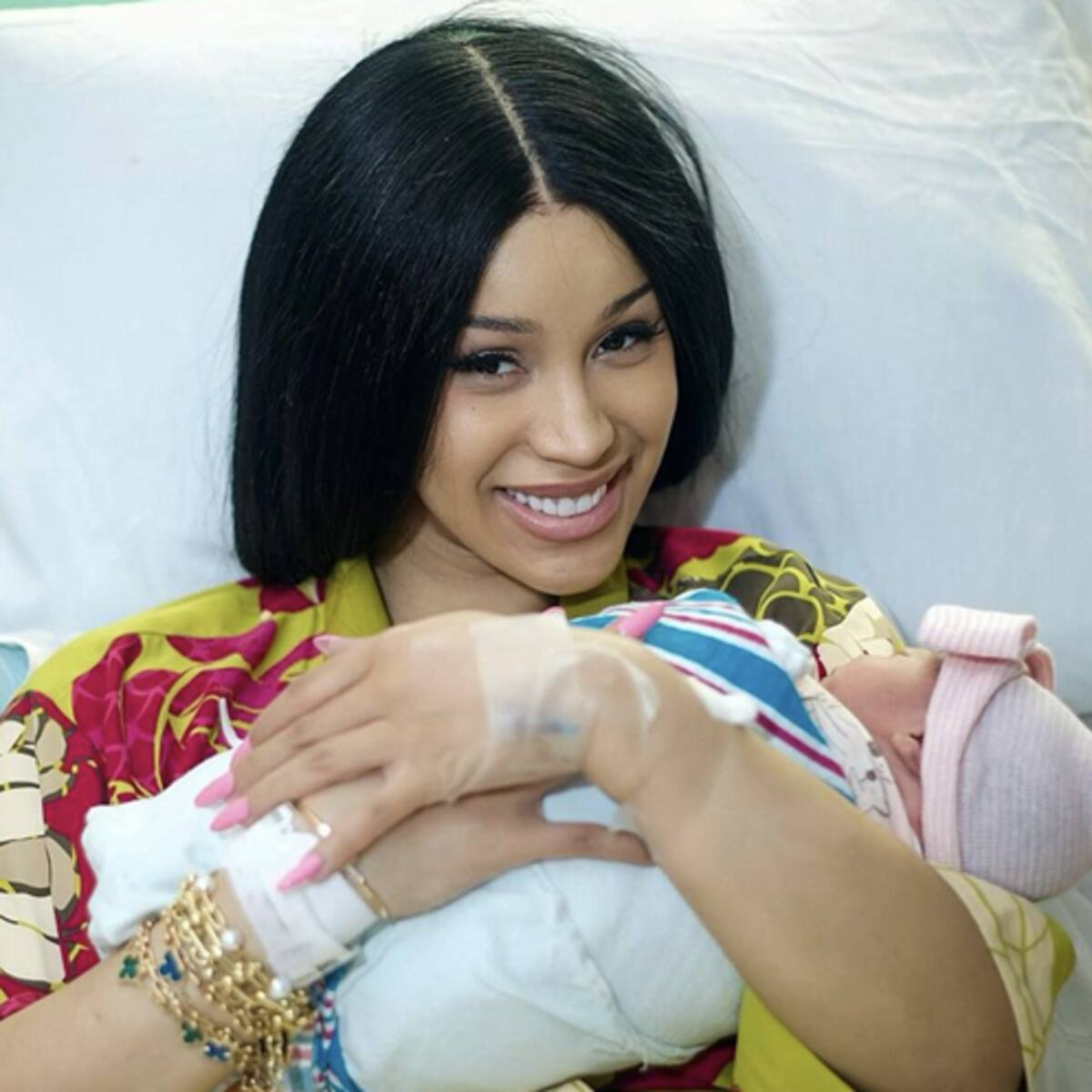 Cardi B dio a luz a su tercer hijo y se muestra orgullosa a su bebé