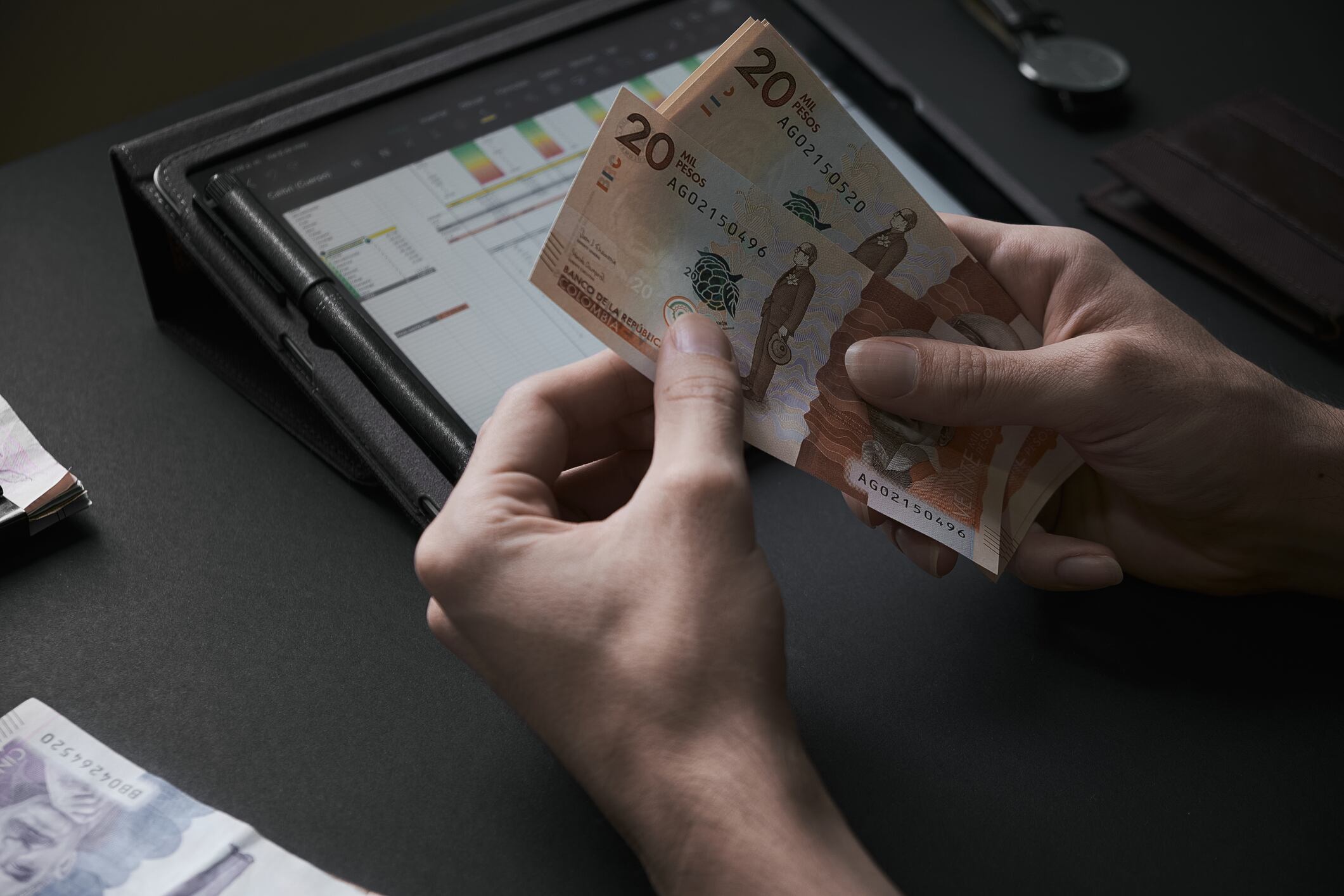 Persona haciendo cuentas de su empresa (Getty Images)