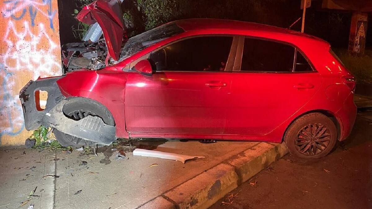 Vehículo chocó aparatosamente contra un objeto fijo en San Marcel, Manizales