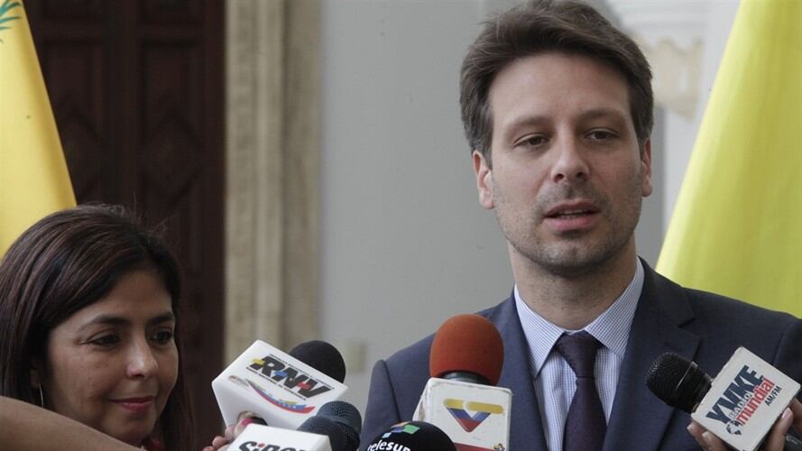 Guillaume Long (derecha). Foto: Agencia EFE