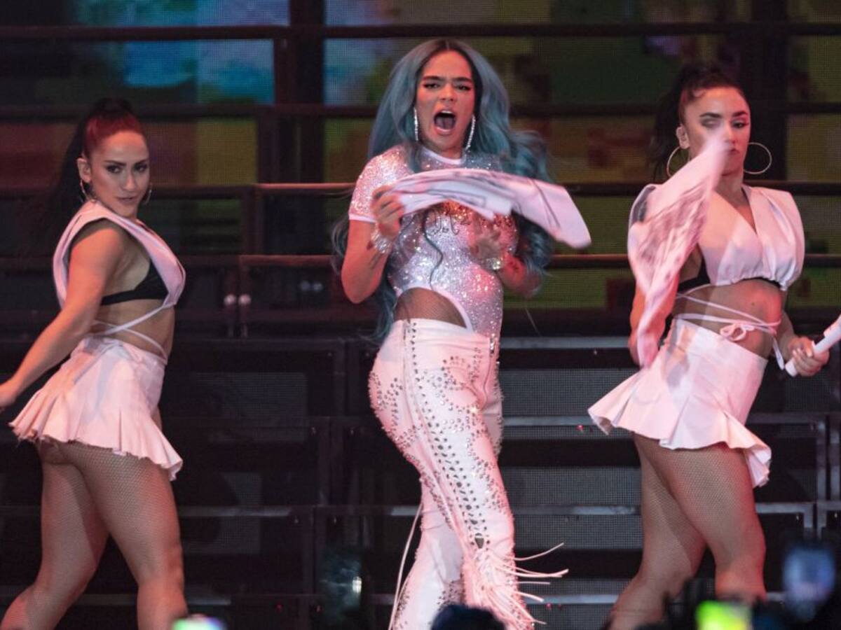 Karol G le dice adiós al pelo azul: "Nos despedimos de todo lo pasado"