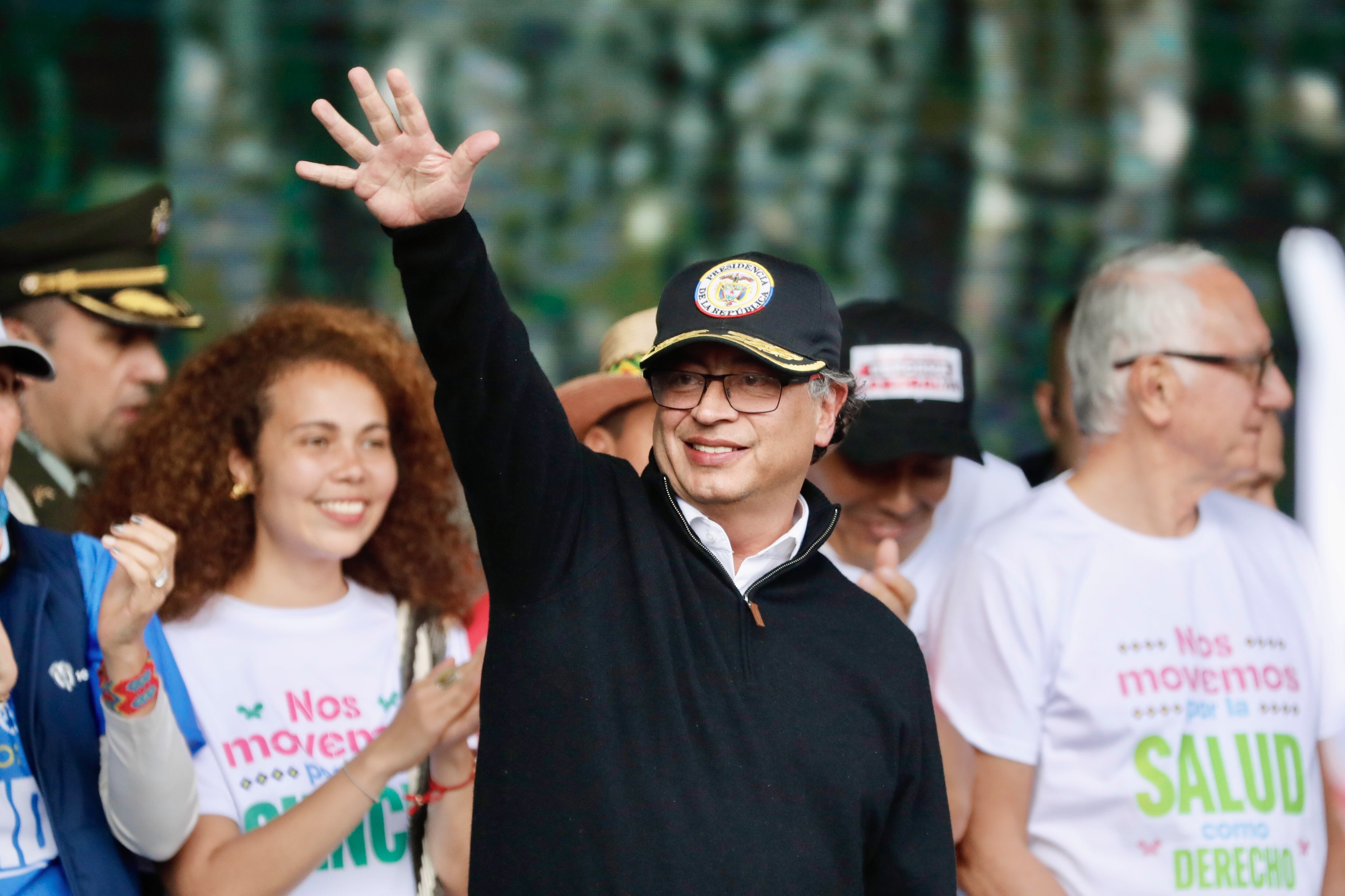 El presidente Gustavo Petro saluda durante un discurso mientras se desarrolla una marcha "Por la paz, por la vida, por la justicia social" en la Plaza de Bolívar, en Bogotá. EFE/ Carlos Ortega
