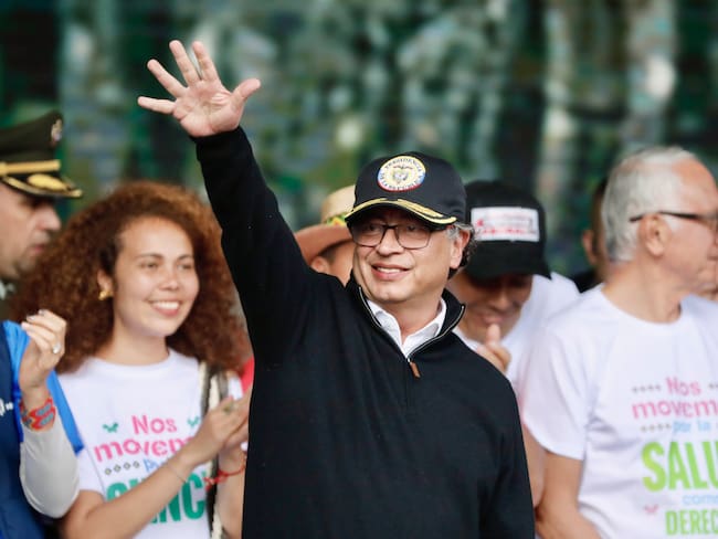 El presidente Gustavo Petro saluda durante un discurso mientras se desarrolla una marcha &quot;Por la paz, por la vida, por la justicia social&quot; en la Plaza de Bolívar, en Bogotá. EFE/ Carlos Ortega
