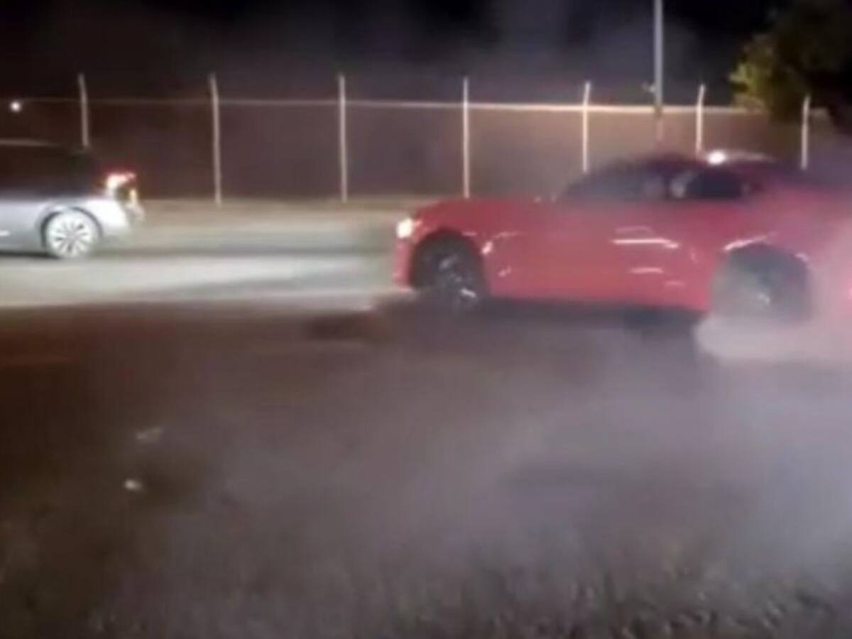 Buscan carro rojo que atropelló a motociclista y causó choque múltiple
