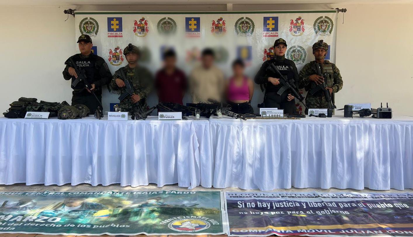 Incautados fusiles, pistolas granadas y un dron. Foto policía Neiva.