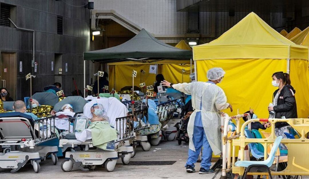 Crisis sanitaria en Hong Kong: Atienden pacientes COVID-19 en las calles