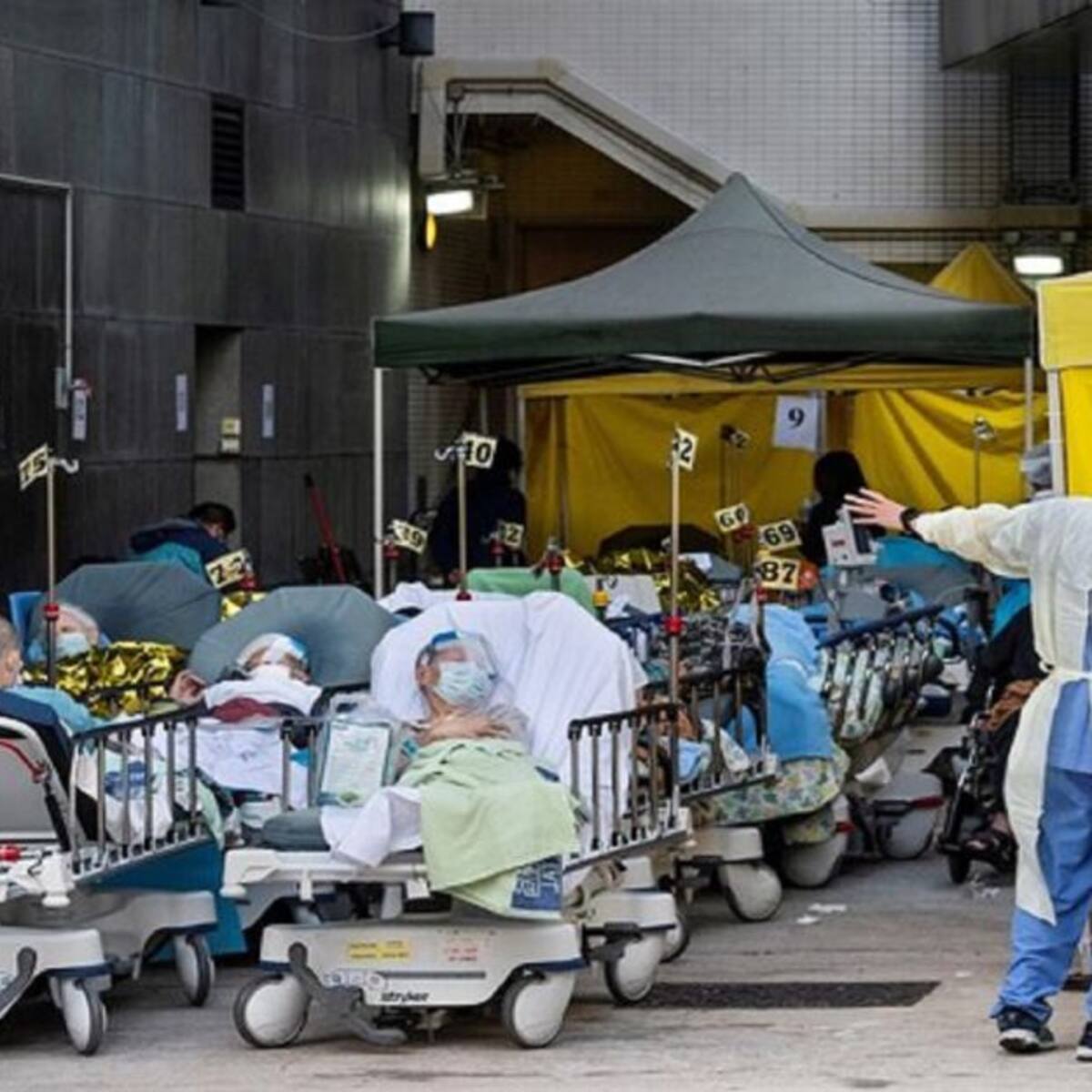 Crisis sanitaria en Hong Kong: Atienden pacientes COVID-19 en las calles