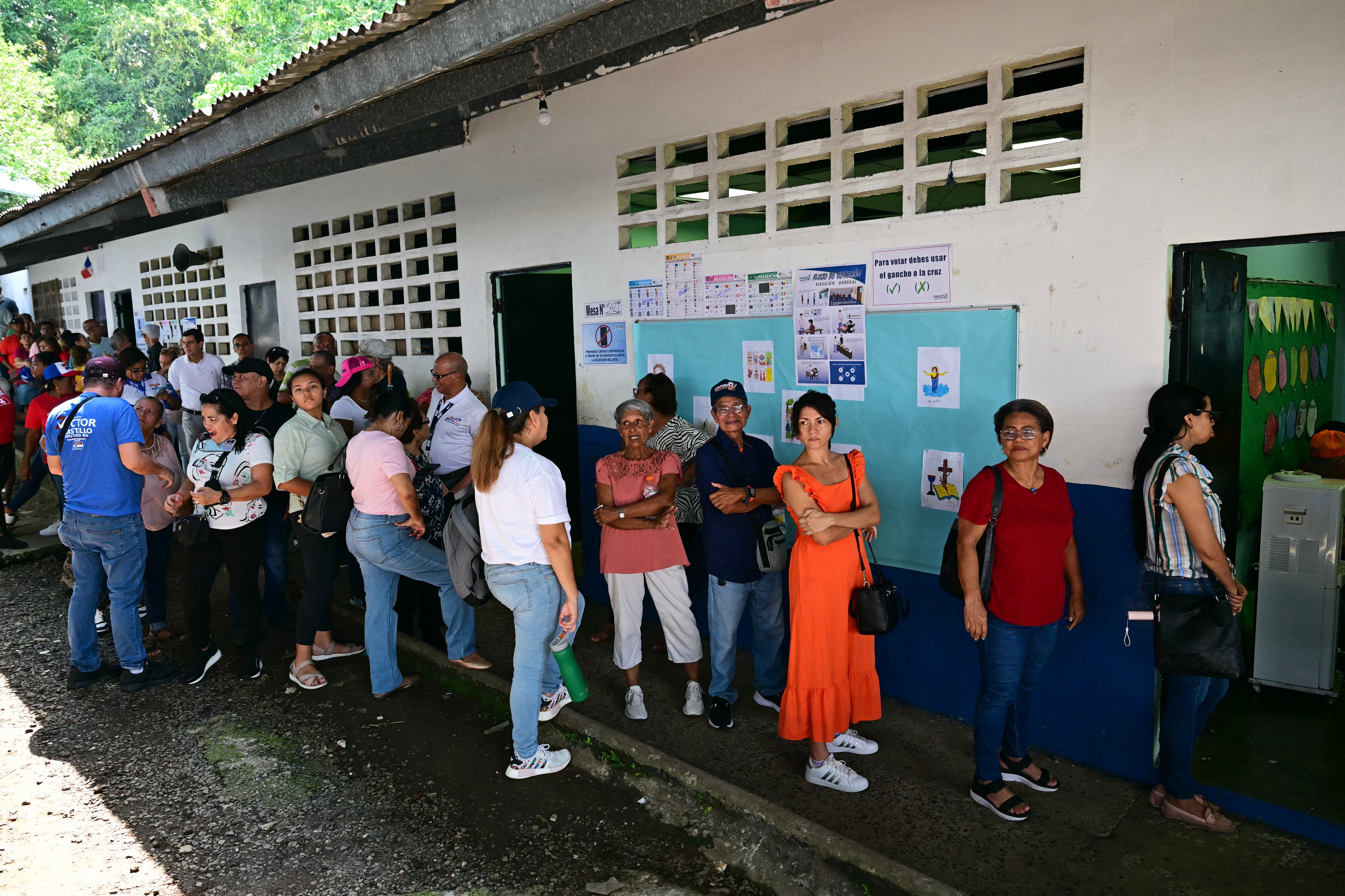 Panameños esperando su turno para ejercer su derecho al voto durante la jornada de elecciones generales en 2024.
(Foto: MARTIN BERNETTI/AFP via Getty Images)
