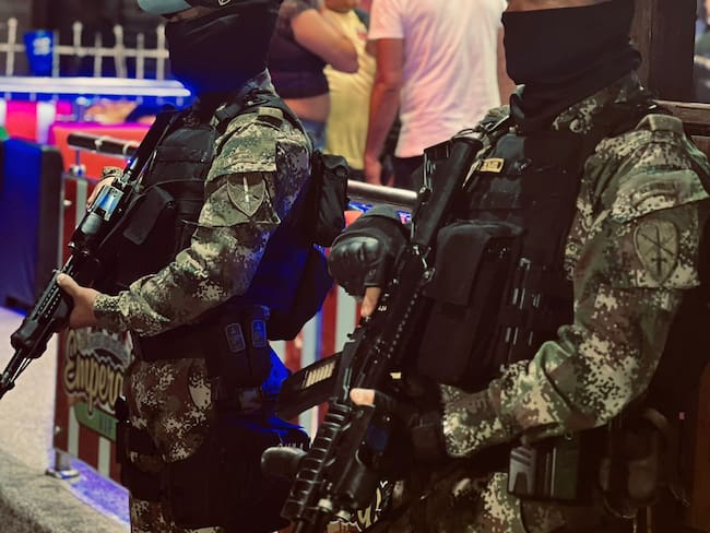 Acompañamiento del Gaula militar en la zona comercial en Barranquilla./ Primera División del Ejército