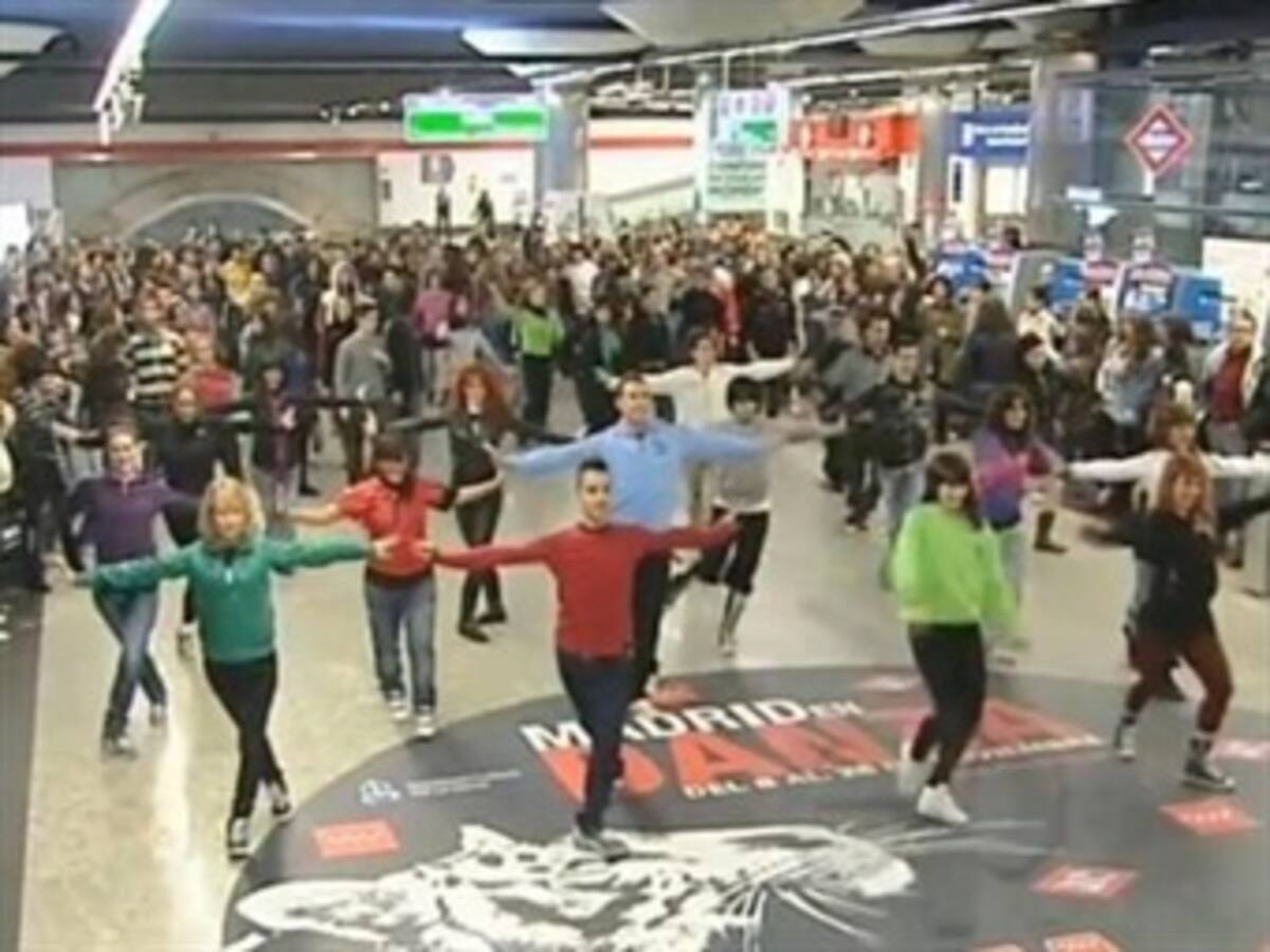 Doscientos jóvenes bailan en el metro de Madrid al ritmo de Michael Jackson