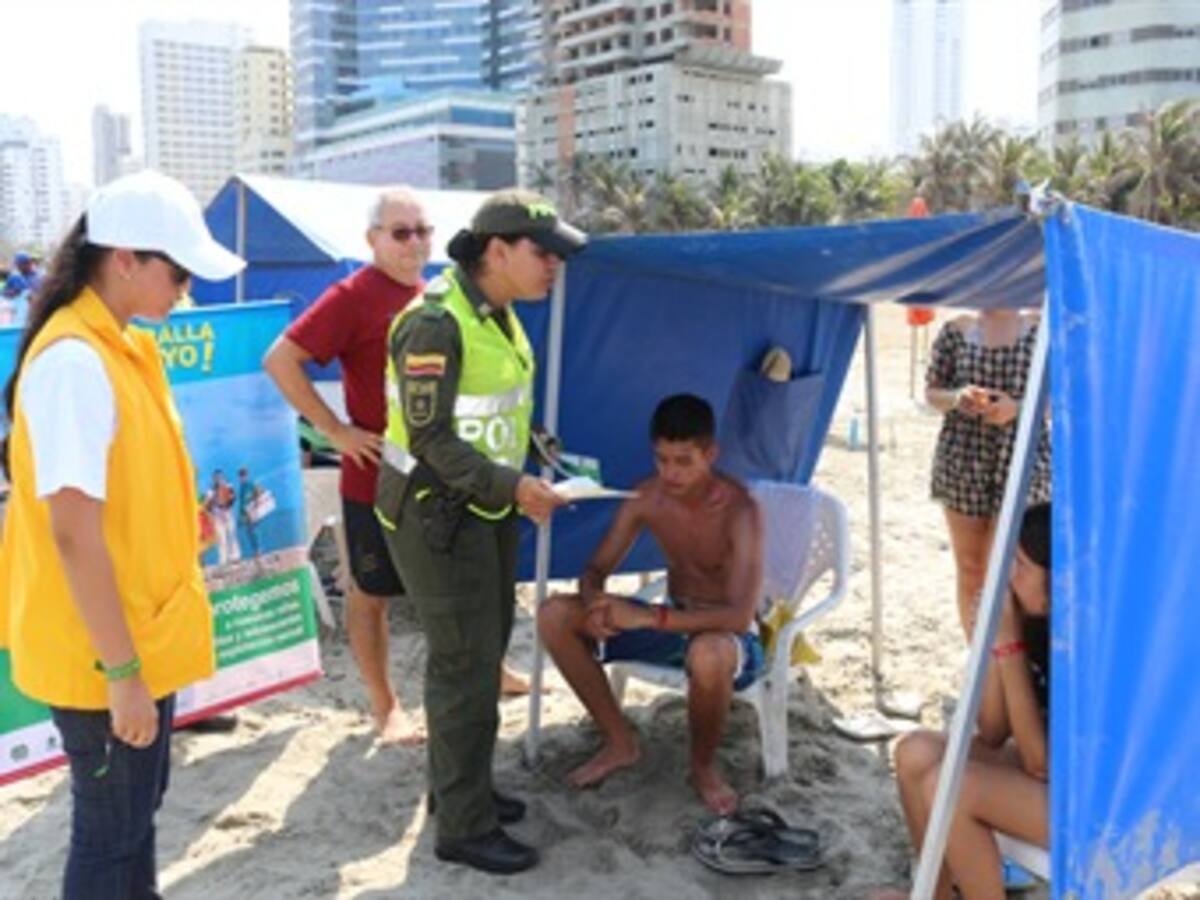 70 salvavidas vigilan las playas de Cartagena en Semana Santa
