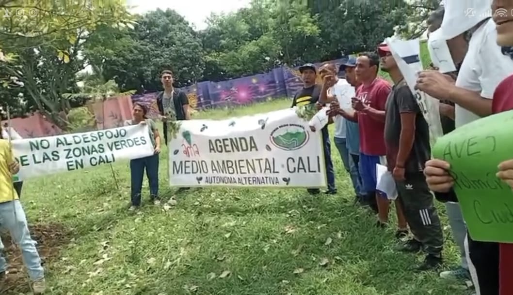 Protesta de la comunidad en Cali por traslado de 70 árboles en la calle 25