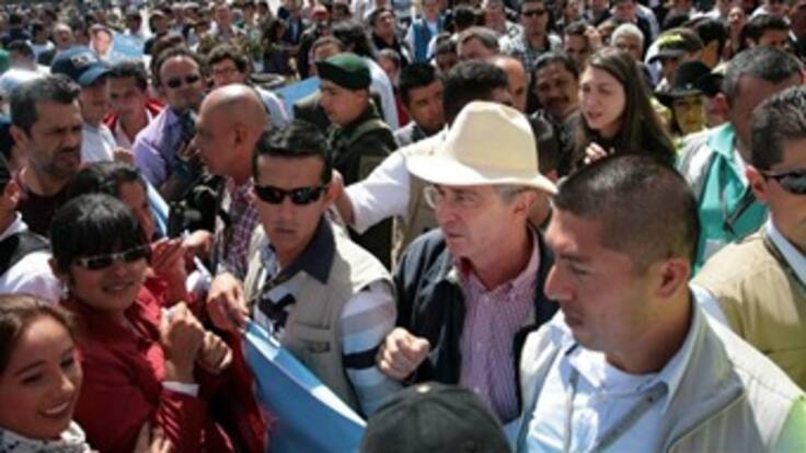 Gobierno admite que bajó el número de policías para la protección a Uribe