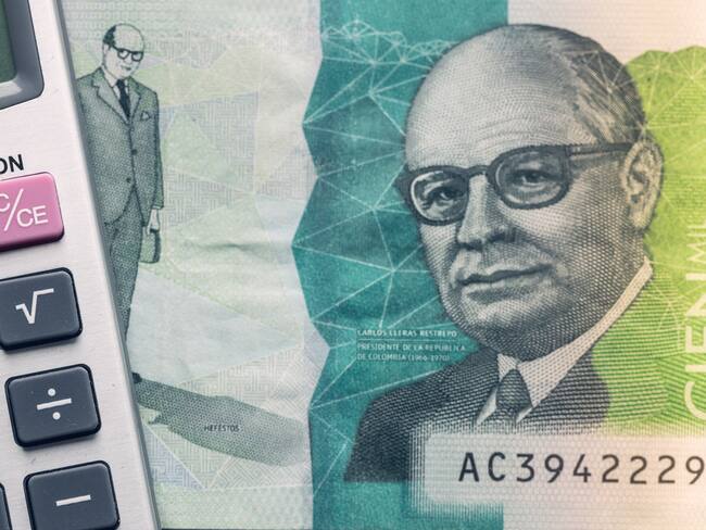 Dinero Colombia y calculadora, imagen de referencia // Getty Images