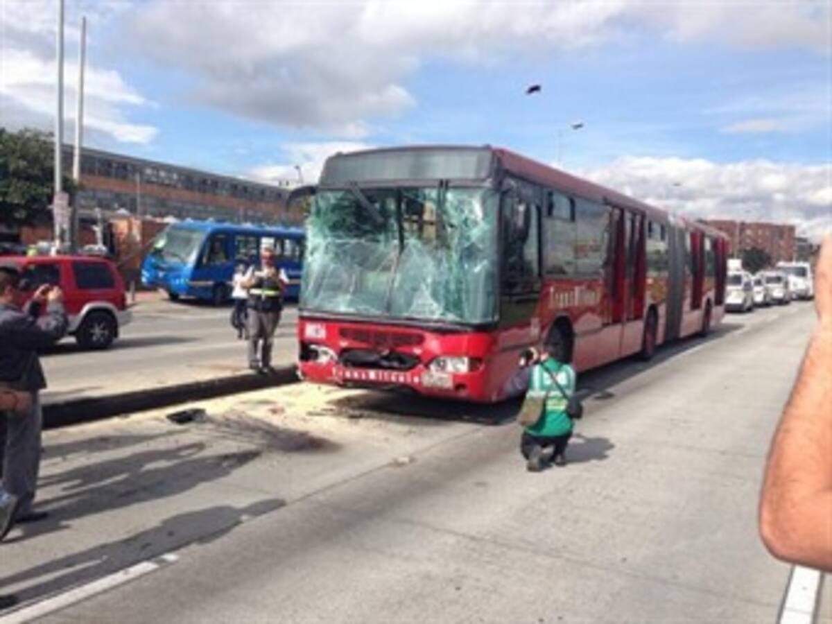 TransMilenio culpa a motociclista de accidente de tres articulados