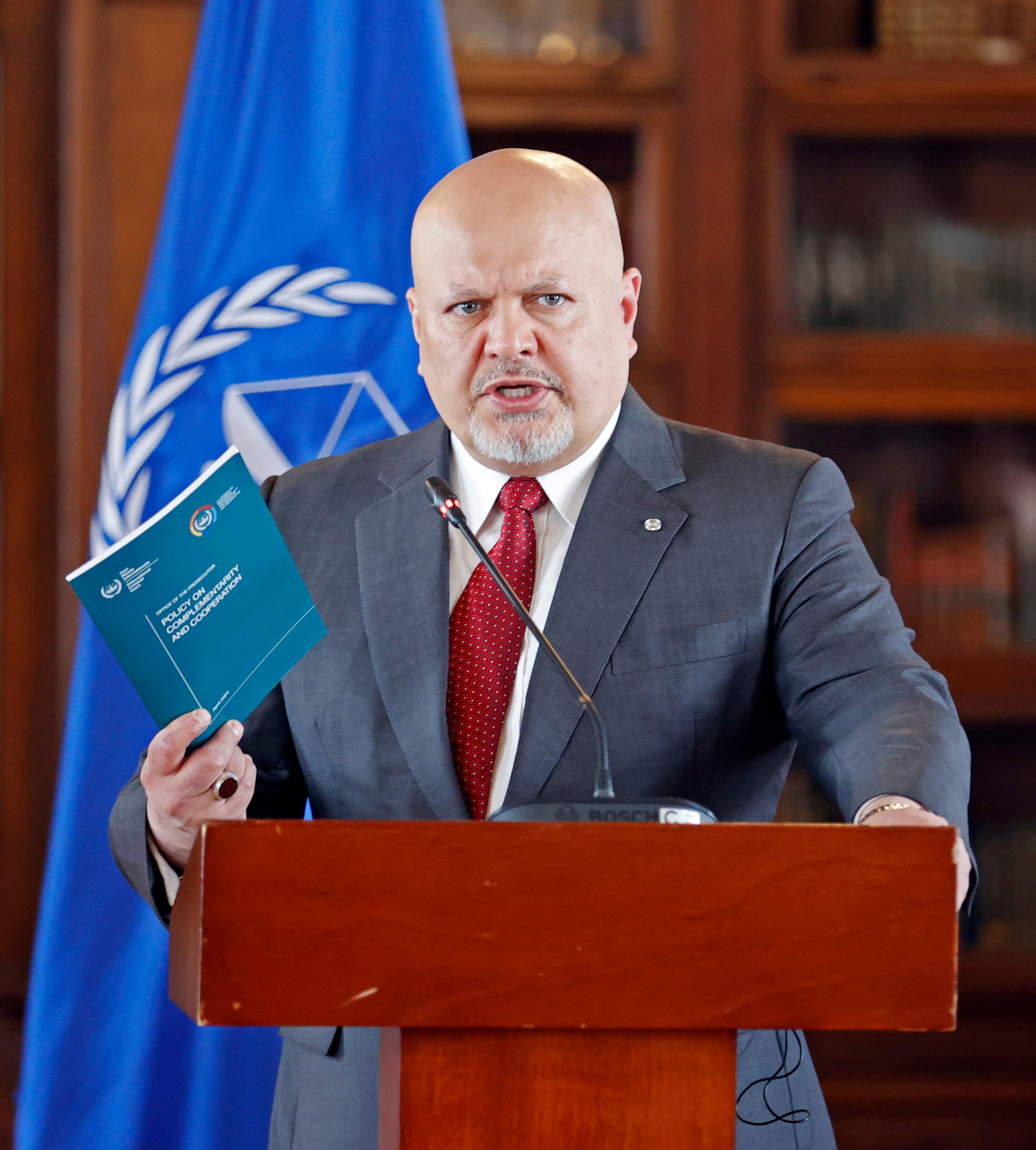 AME333. BOGOTÁ (COLOMBIA), 25/04/2024.- El fiscal de la Corte Penal Internacional, Karim Khan, habla durante una reunión en la cancillería este jueves en Bogotá (Colombia). El Gobierno colombiano y la Corte Penal Internacional (CPI) firmarán un acuerdo marco por medio del cual las partes se apoyarán mutuamente en la aplicación de la Justicia en casos de graves violaciones a los derechos humanos y crímenes de guerra. EFE/Mauricio Dueñas Castañeda