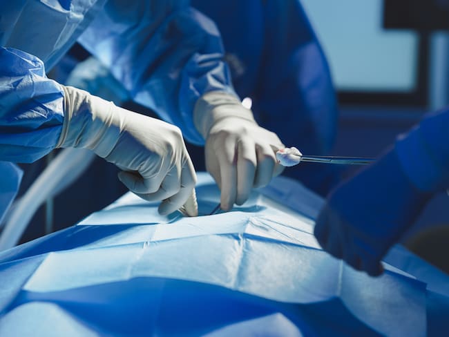 Personal de la salud haciendo un procedimiento quirúrgico (Foto vía Getty Images)