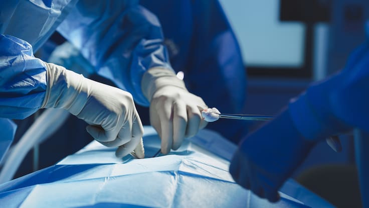 Personal de la salud haciendo un procedimiento quirúrgico (Foto vía Getty Images)