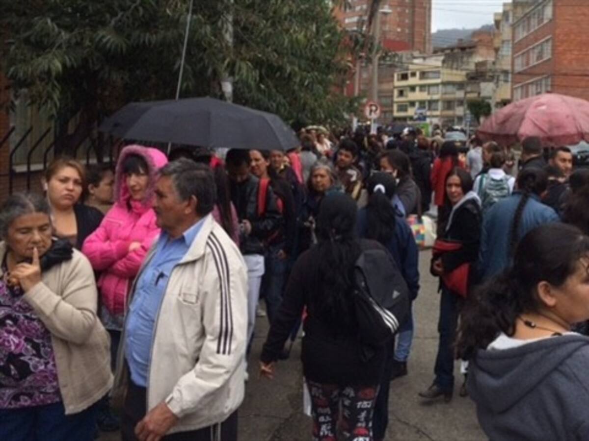 Largas filas para radicar papeles por derrumbe en Doña Juana en 1997