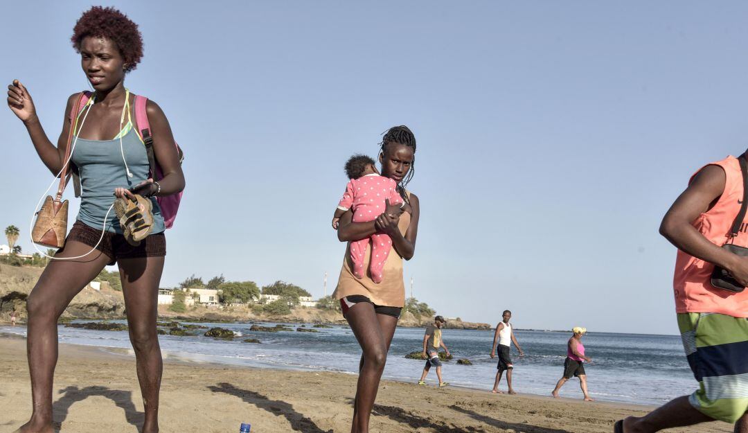 Mujeres en una playa en Cabo Verde