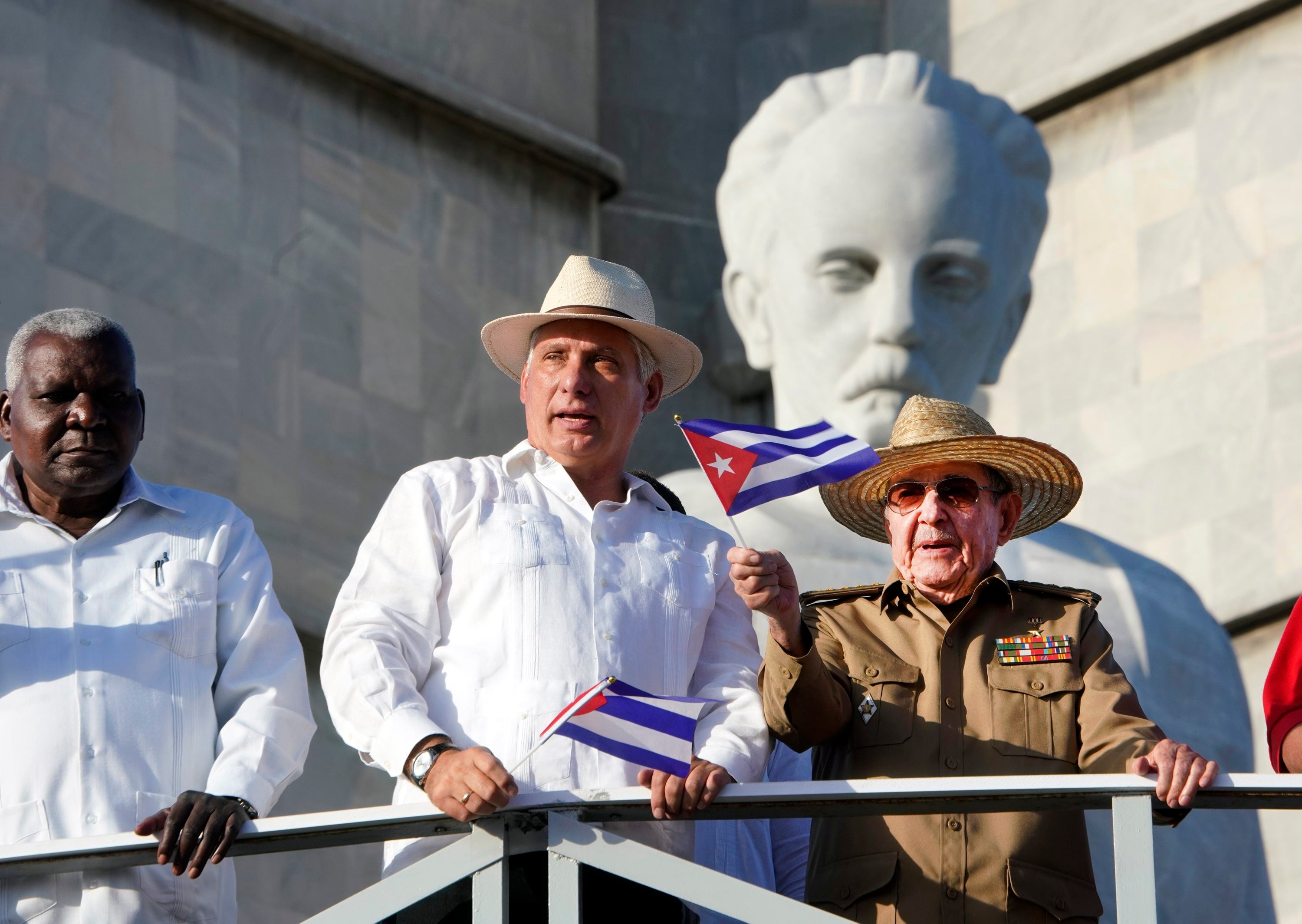 Foto de Miguez Díaz-Canel junto a Raul Castro, celebrando el Mayday (Día de Mayo) en 2019 (Cortesía: Sven Creutzmann/Mambo photo/Getty Images)