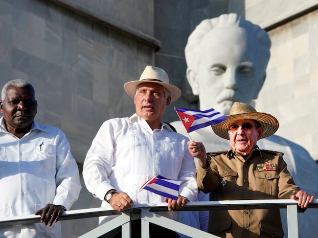 Foto de Miguez Díaz-Canel junto a Raul Castro, celebrando el Mayday (Día de Mayo) en 2019 (Cortesía: Sven Creutzmann/Mambo photo/Getty Images)