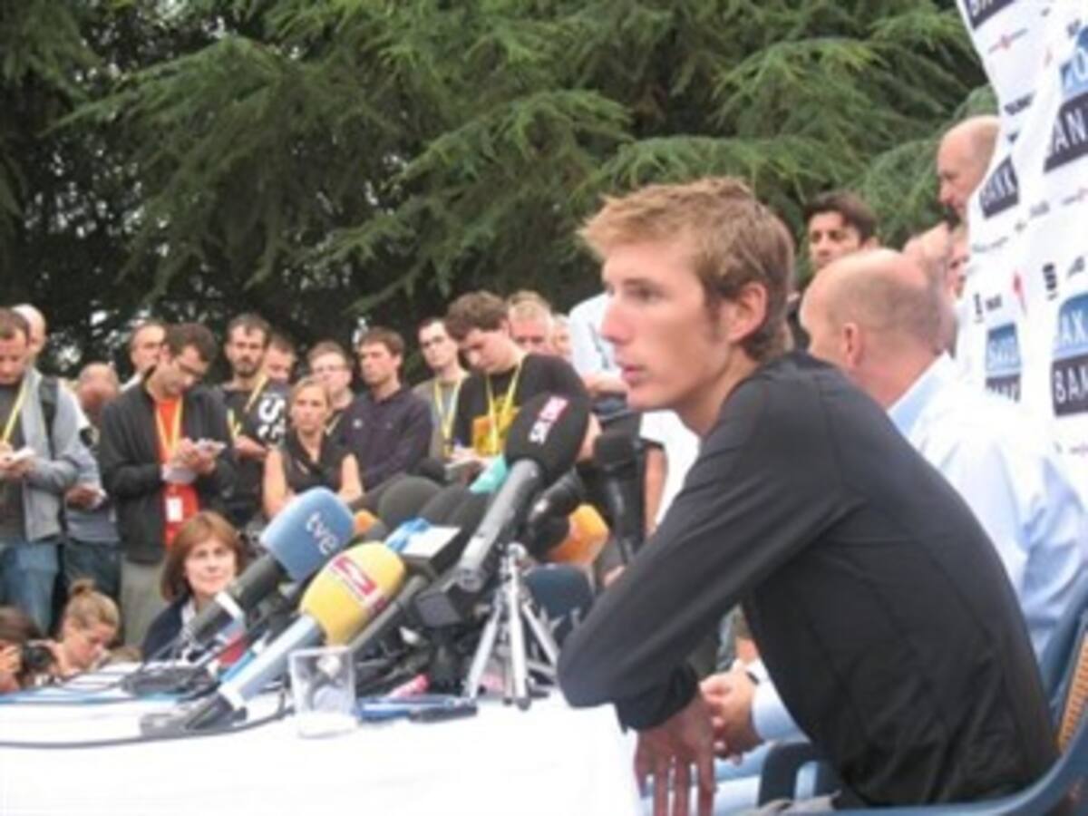 El luxemburgués Andy Schleck recibió oficialmente el trofeo de vencedor del Tour de Francia