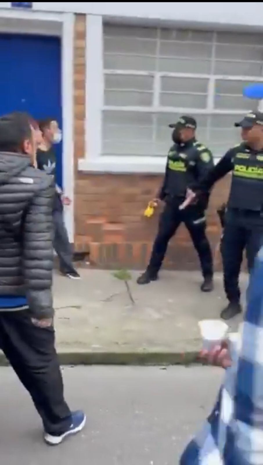 Operativo en comercios de animales terminó en agresiones a funcionarios de Protección Animal. Foto: Captura de pantalla video de redes sociales.