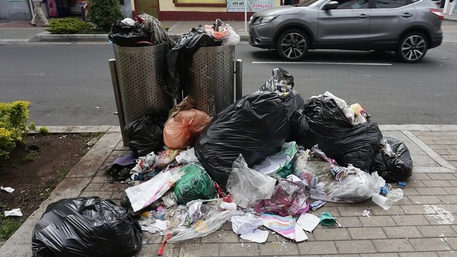 Aún en las calles de la ciudad existen 9.839 toneladas de residuos mixtos sin recoger. Foto: Colprensa