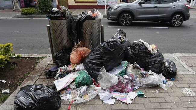 Aún en las calles de la ciudad existen 9.839 toneladas de residuos mixtos sin recoger. Foto: Colprensa