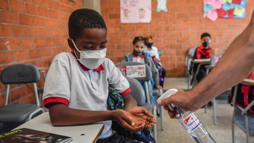 “Actualmente estamos haciendo seguimiento en tres colegios donde se han detectado casos de COVID”: Carlos Reverón. Foto: Getty Images / JOAQUIN SARMIENTO