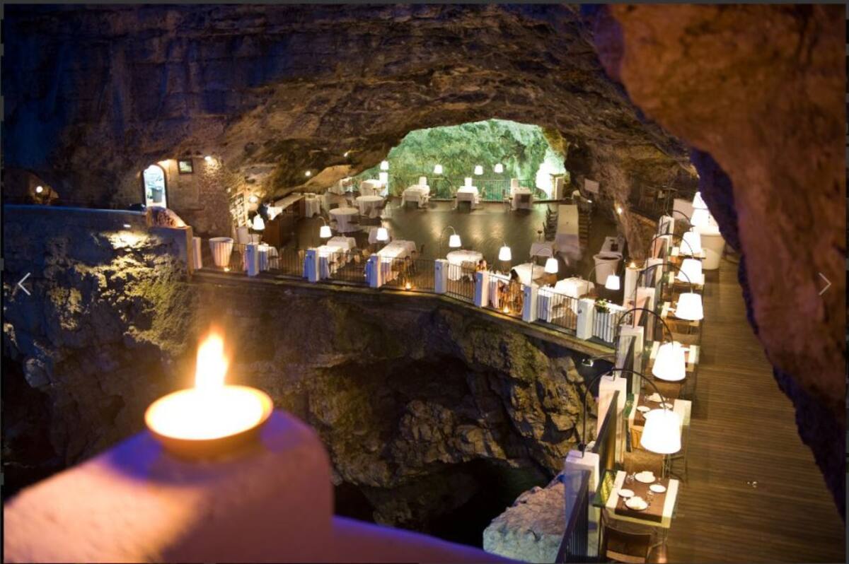 Ristorante Grotta Palazzese, ubicado en Polignano a Mare, Italia. 