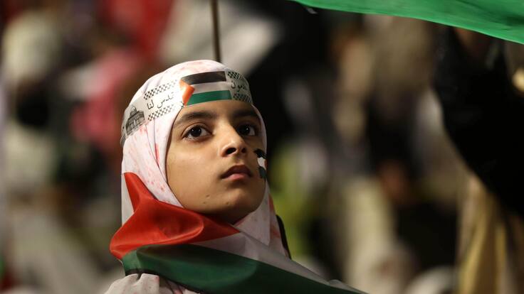 Lahore (Pakistan), 20/04/2024.- A young supporter of the Islamic political party Jamaat-e-Islami (JI) attends a rally in solidarity with the Palestinian people, in Lahore, Pakistan, 20 April 2024. More than 34,000 Palestinians and over 1,450 Israelis have been killed, according to the Palestinian Health Ministry and the Israel Defense Forces (IDF), since Hamas militants launched an attack against Israel from the Gaza Strip on 07 October 2023, and the Israeli operations in Gaza and the West Bank which followed it. (Protestas) EFE/EPA/RAHAT DAR