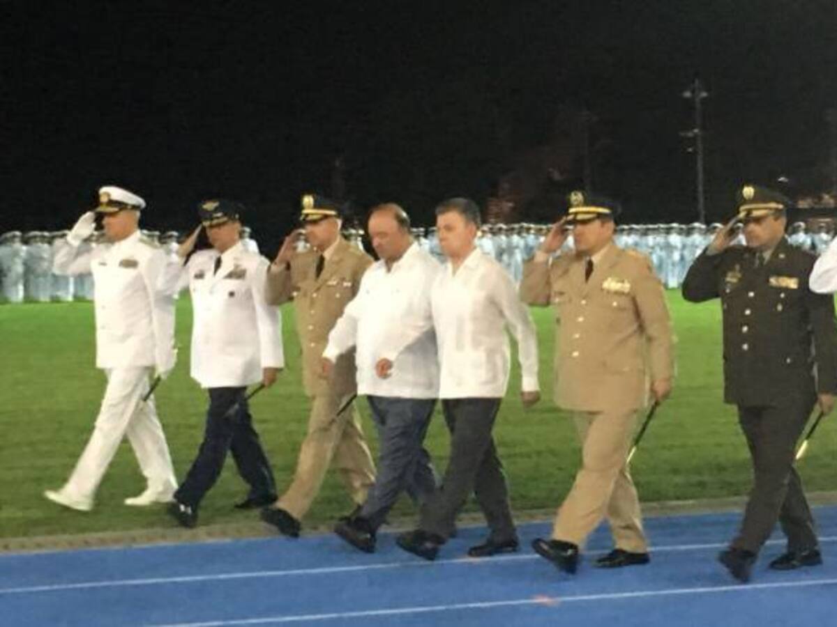 Santos pidió al general Mejia defender la paz con contundencia