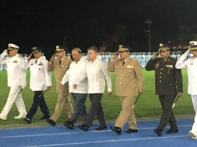 Santos pidió al general Mejia defender la paz con contundencia