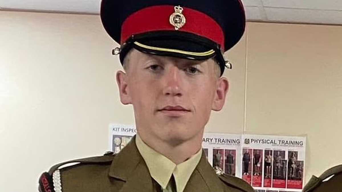 Reina Isabel II, ¿por qué murió el soldado que custodió su ataúd? // Twitter:  @jules2nd