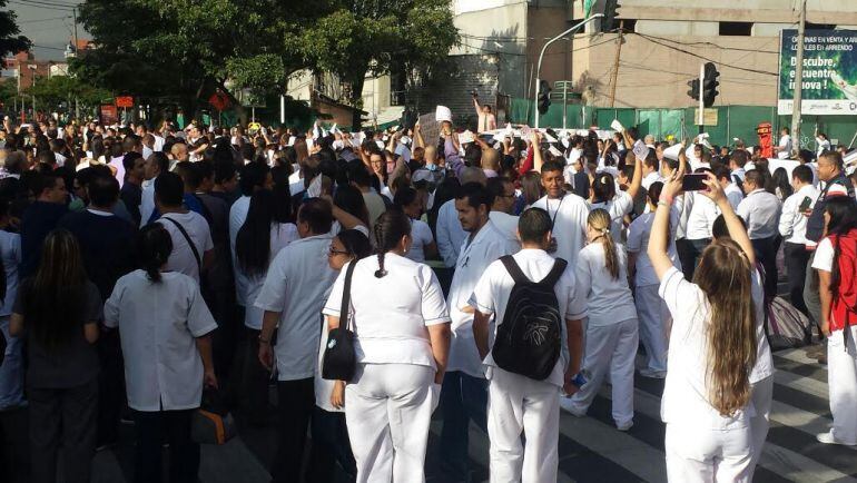 Trabajadores de la salud manifestándose