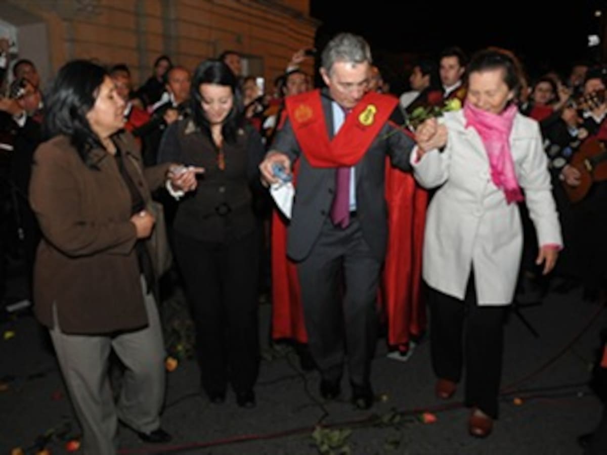 Las mujeres le llevaron serenata de despedida al presidente Uribe