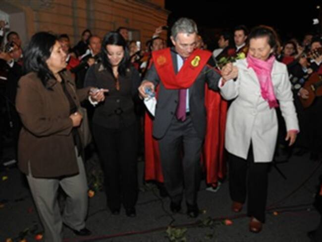 Las mujeres le llevaron serenata de despedida al presidente Uribe
