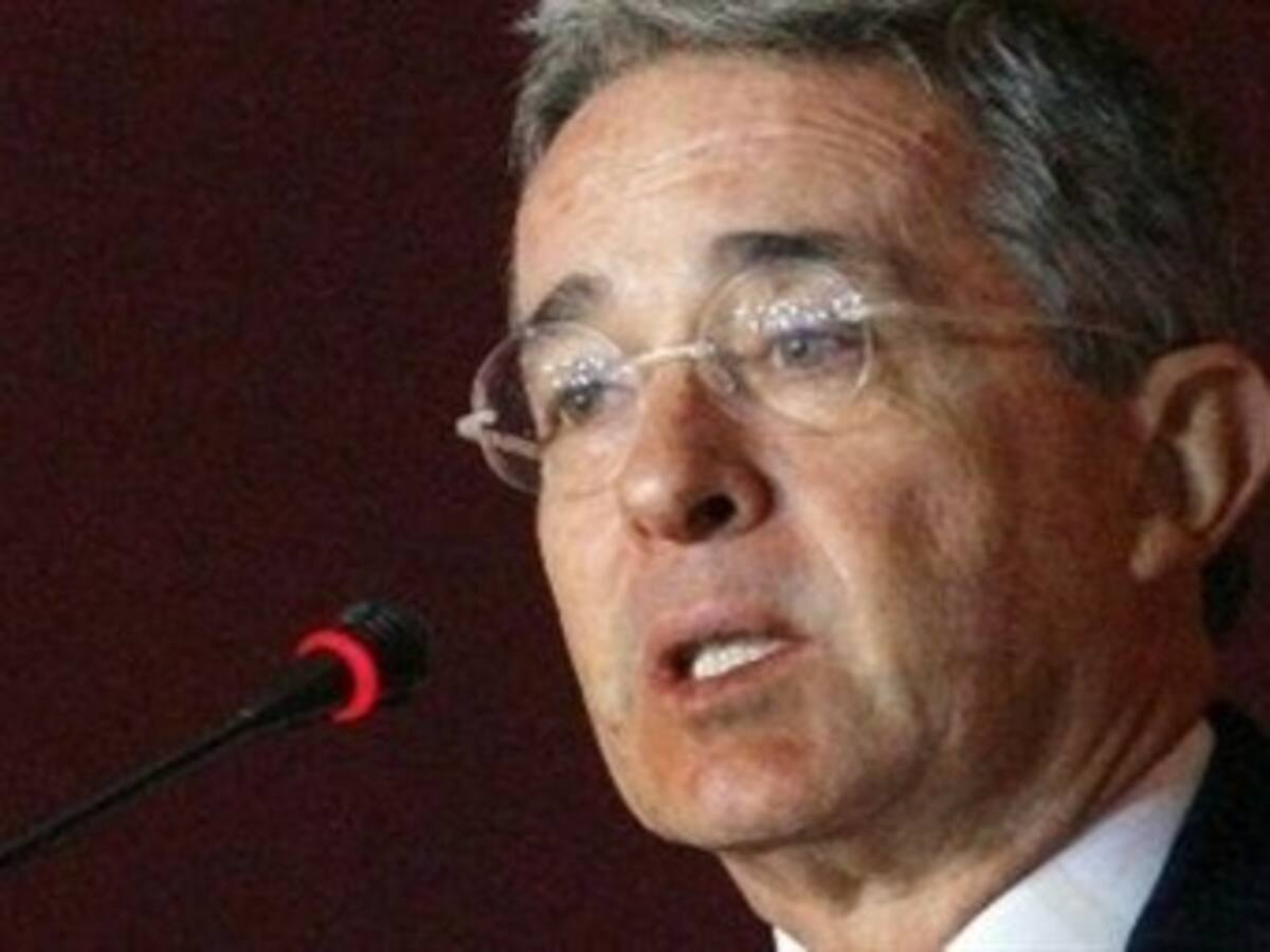 Reacción venezolana de encuentro entre Santos y Capriles es “normal de dictadura”, Uribe