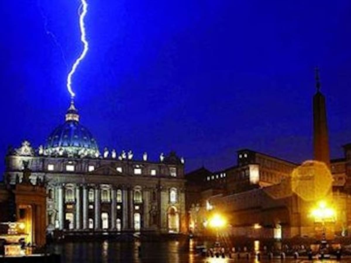 Así cubrió el mundo el rayo en la sede del vaticano