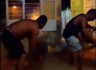 Personas sacando agua dentro de sus viviendas. Foto: cortesía.